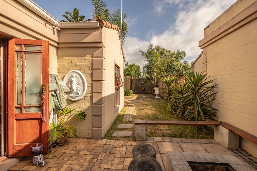 2 Bedroom Property for Sale in Uitzicht Western Cape